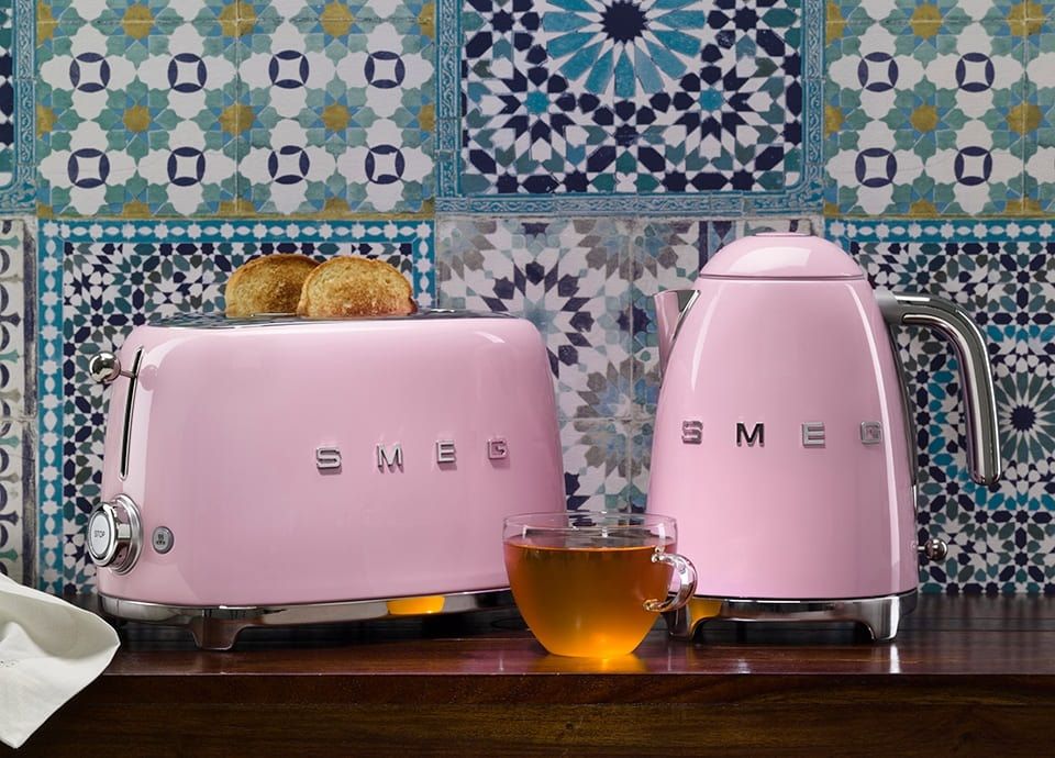 קומקום חשמלי 1.7 ליטר SMEG KLF03PKEU צבע ורוד | משלוח מהיר