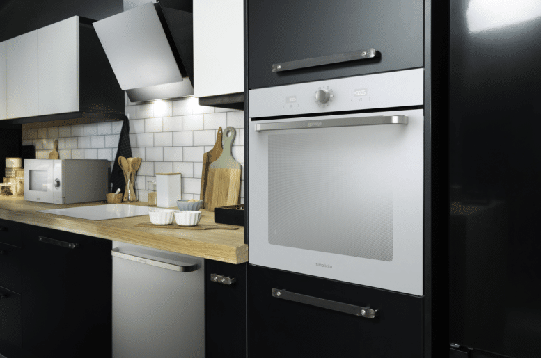 תנור בנוי gorenje בגימור זכוכית לבנה 77 ליטר דגם BOS6737SYW – תמונה 2