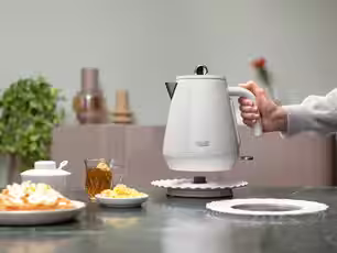 Delonghi KBY2001 – קומקום חשמלי נשלף 1.7 ל׳ 2000W צבע לבן - יבואן רשמי – תמונה 3