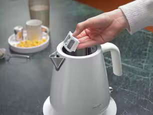 Delonghi KBY2001 – קומקום חשמלי נשלף 1.7 ל׳ 2000W צבע לבן - יבואן רשמי – תמונה 6