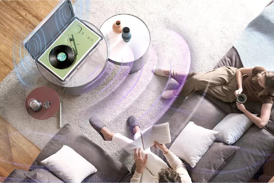 מסך טאץ` חכם נייד GO StanbyME LG דגם 27LX5 A couple enjoys music while the TV is in turntable mode.