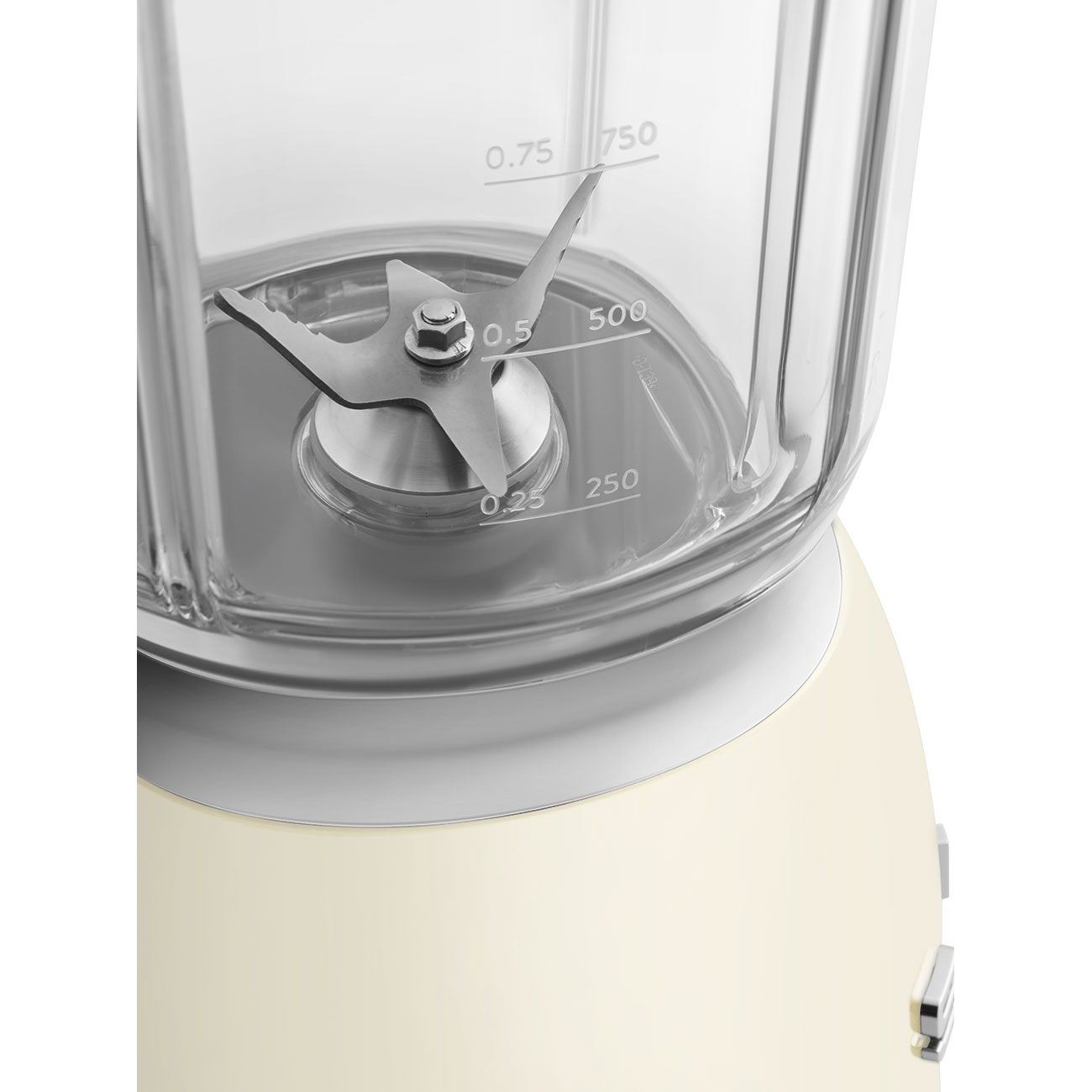 SMEG BLF03CREU – בלנדר רטרו 800W עם קנקן Tritan בנפח 1.5 ל' סמג בצבע שמנת