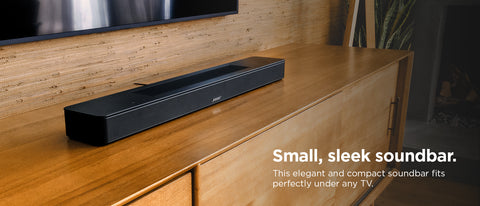 BOSE SOUNDBAR 600 עיצוב אלגנטי: מקרן הקול בעיצוב חדשני ואלגנטי מתאים בצורה מושלמת להנחה מתחת לטלוויזיה או ניתן לתלות אותו על הקיר (תושבת ניתנת לרכישה בנפרד). המשטח העליון הוא שחור מט אלגנטי, והמתכת הסורגת מוסיפה לו גימור מודרני.