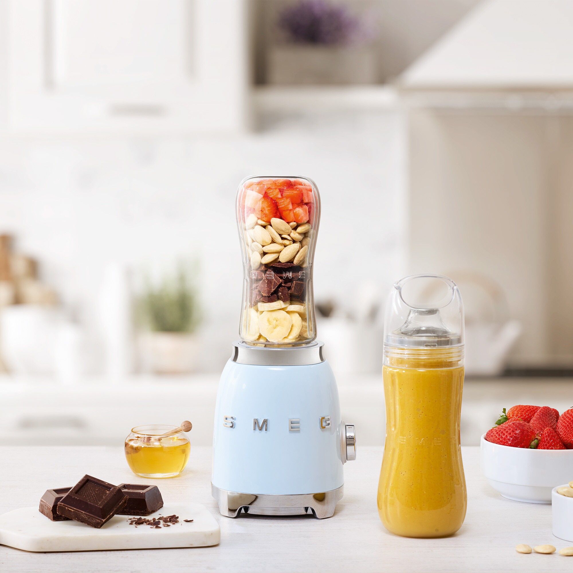 בלנדר Smeg PBF01BEU - עיצוב רטרו יוקרתי לשייקים וביצועים 300W – תמונה 3