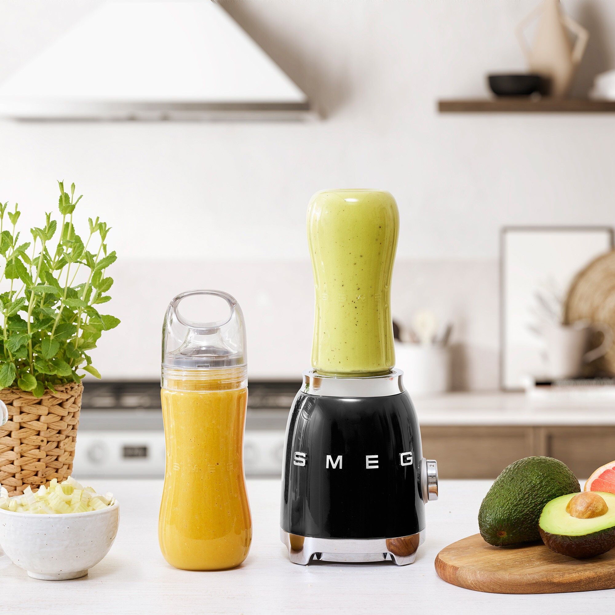 בלנדר Smeg PBF01BLEU - עיצוב רטרו יוקרתי לשייקים וביצועים 300W – תמונה 4