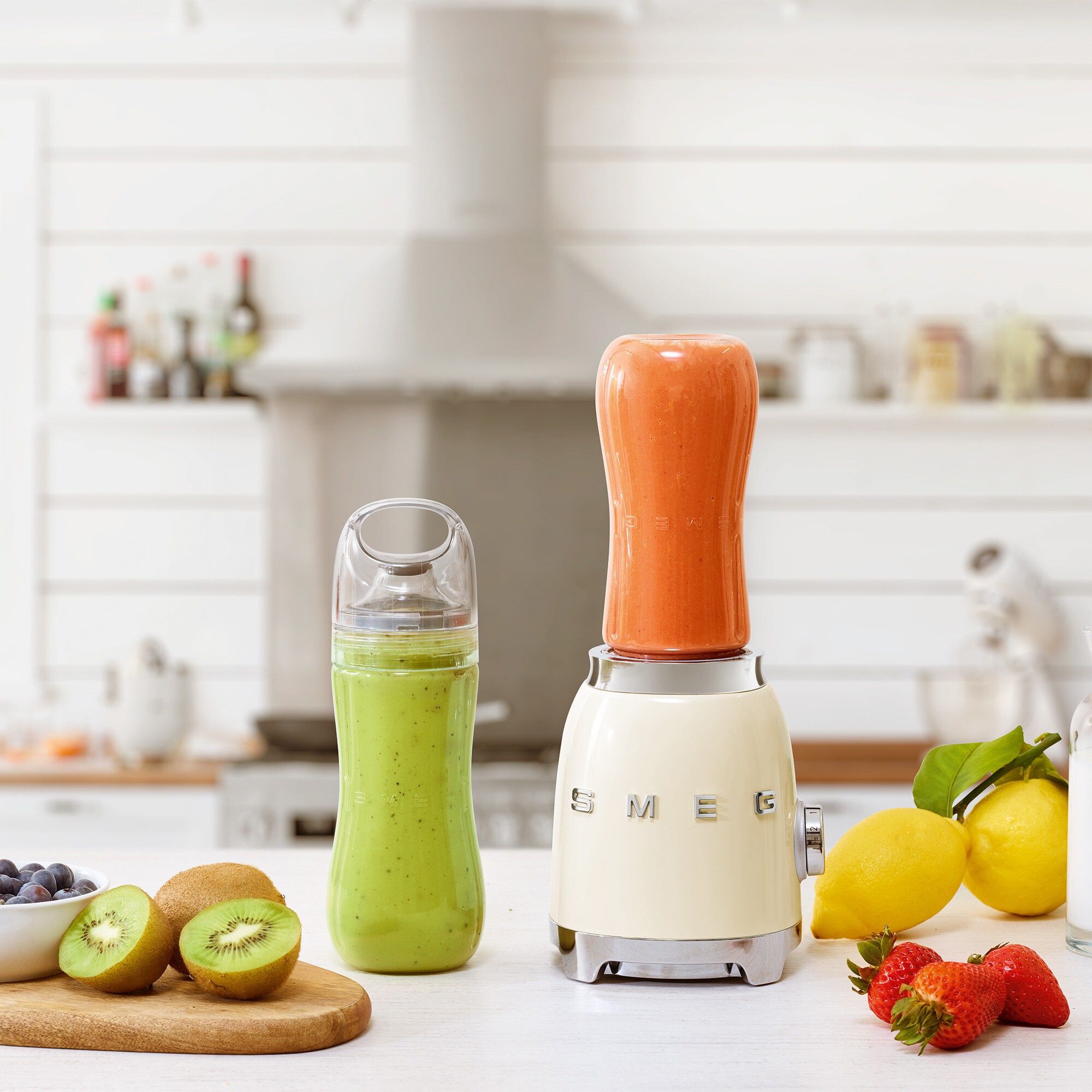 בלנדר Smeg PBF01CREU - עיצוב רטרו יוקרתי לשייקים וביצועים 300W – תמונה 3