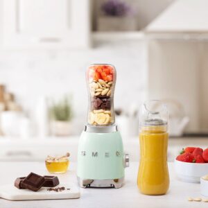 בלנדר Smeg PBF01PGEU - עיצוב רטרו יוקרתי לשייקים וביצועים 300W