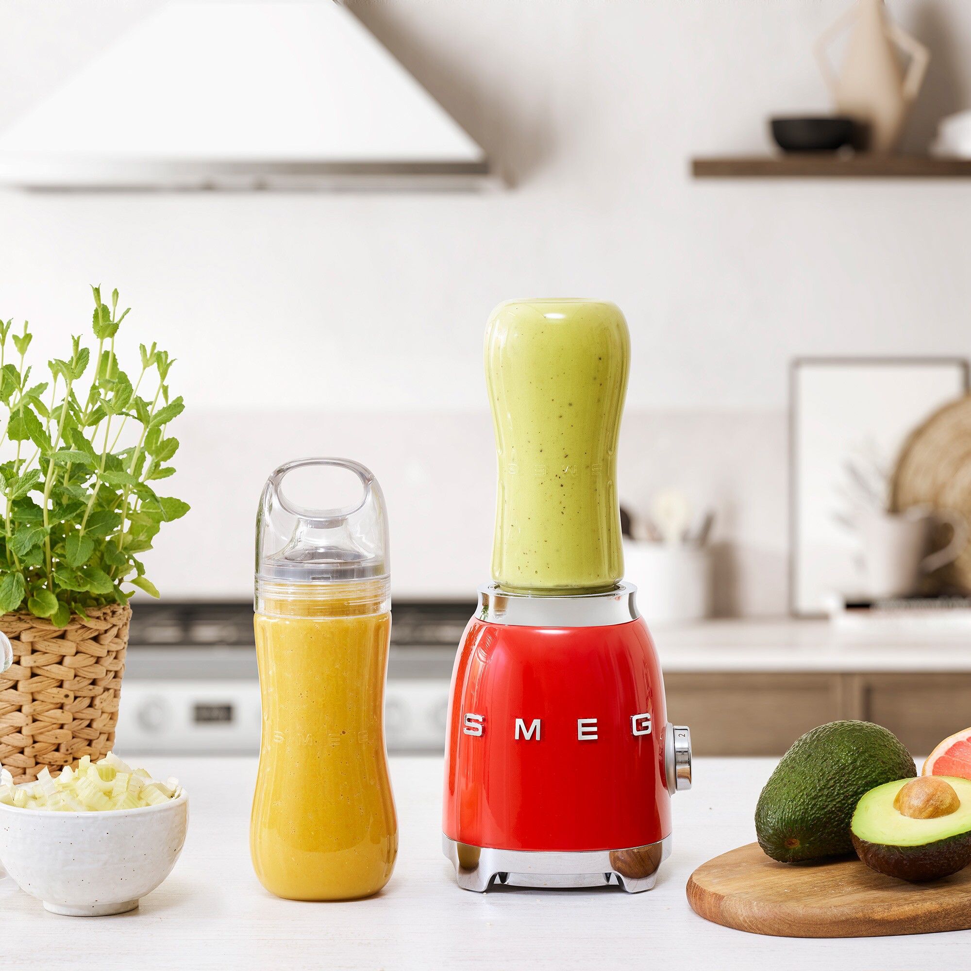 בלנדר Smeg PBF01RDEU - עיצוב רטרו יוקרתי לשייקים וביצועים 300W – תמונה 4