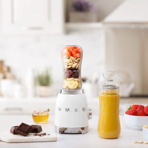 בלנדר Smeg PBF01WHEU - עיצוב רטרו יוקרתי לשייקים וביצועים 300W