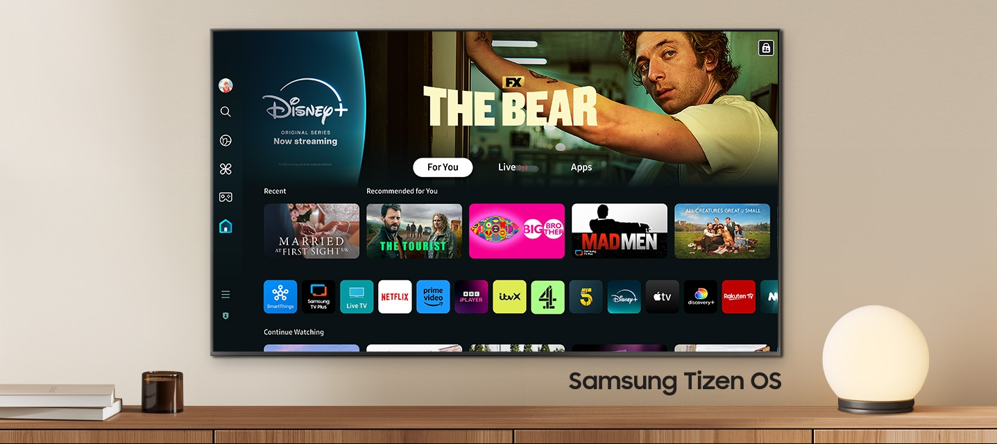 בתמונה זו רואים טלוויזיה חכמה 75 אינץ' מדגם SAMSUNG UE75DU7100 Crystal UHD 4K HDR, המציעה גישה לאוסף עצום של סרטי 4K, תוכניות טלוויזיה וכל אפליקציות הטלוויזיה המתעדכנות שלך, כולל נטפליקס, BBC iPlayer, Disney+, Apple TV ואפליקציות NOW. פלטפורמת Smart Hub קלה לשימוש וניתנת להתאמה אישית נותנת המלצות מותאמות אישית, כך שתמיד תמצא משהו לצפות בו.