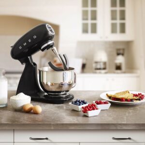 מיקסר שולחני SMEG SMF03BLEU שחור רטרו – 4.8 ליטר עם 10 מהירויות