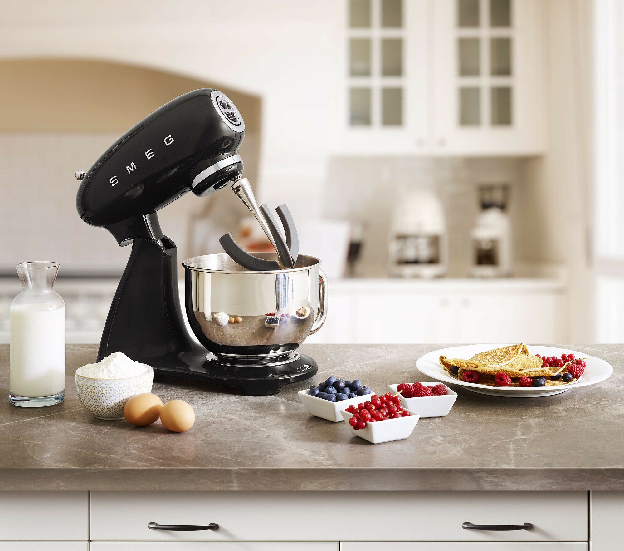 מיקסר שולחני SMEG SMF03BLEU שחור רטרו – 4.8 ליטר עם 10 מהירויות