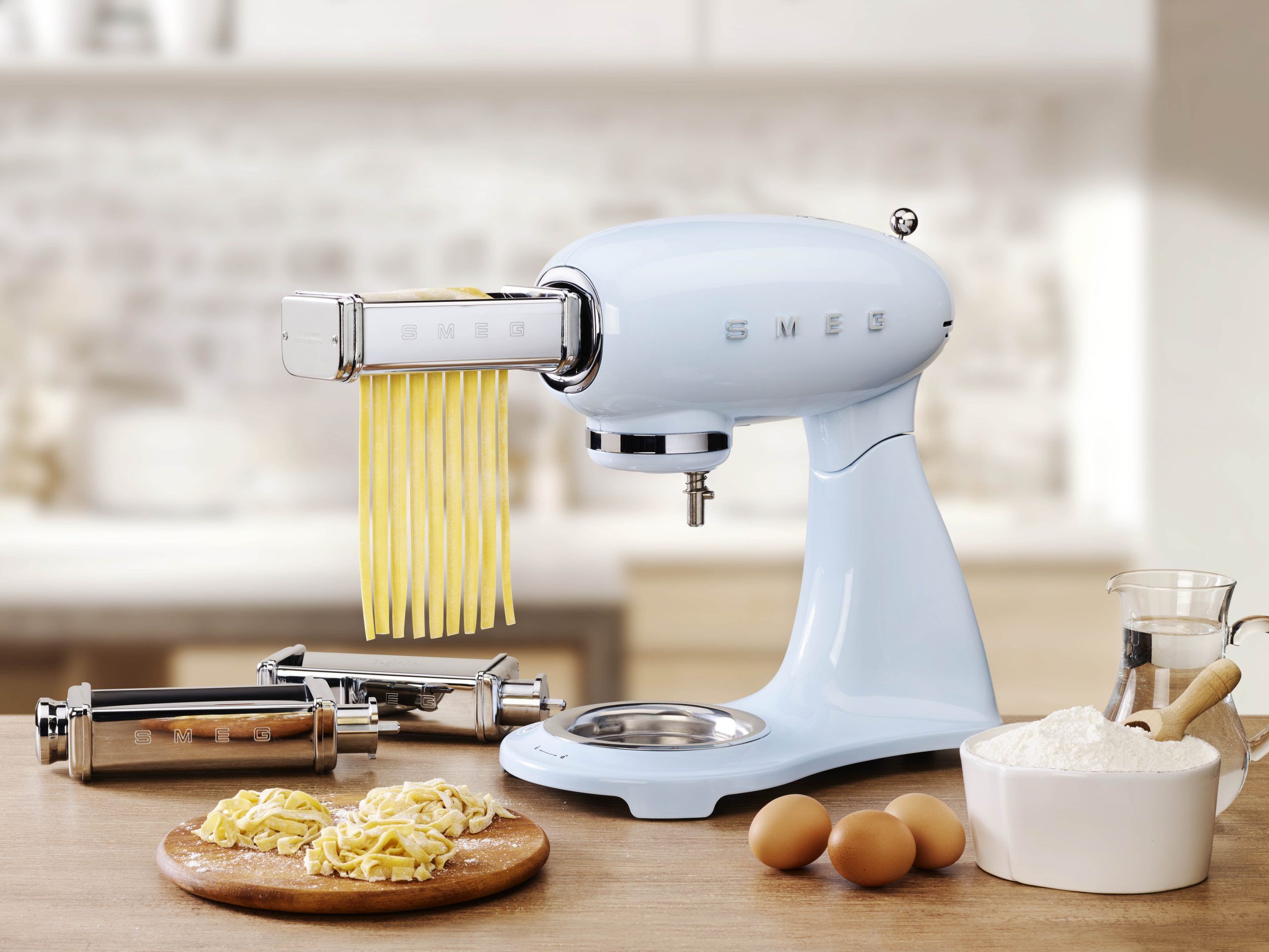 SMEG SMF03WHEU מיקסר רטרו SMEG שולחני צבע לבן SMF03 | משלוח מהיר