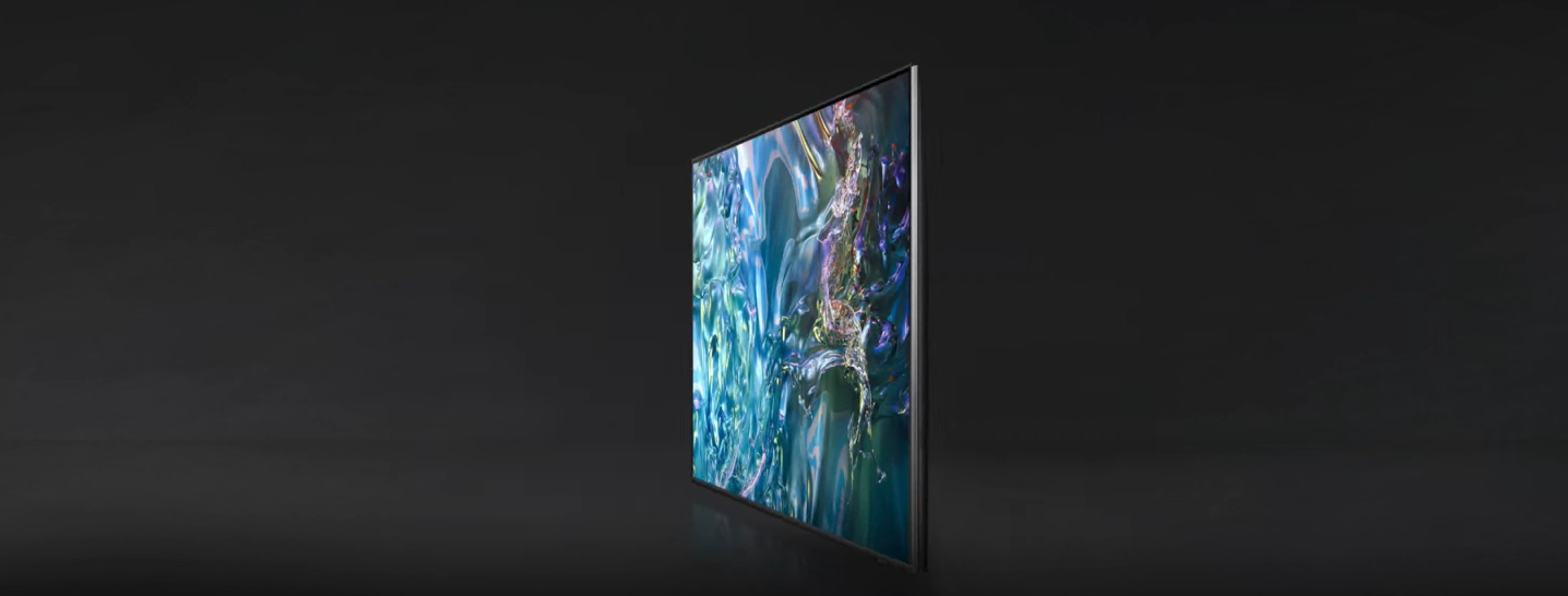 טלוויזיה SAMSUNG QE55Q60D: עיצוב AirSlim דק ומרשים! בתמונה זו רואים טלוויזיה חכמה SAMSUNG 55 אינץ' דגם QE55Q60D QLED 4K HDR. טלוויזיה זו בעלת עיצוב AirSlim דק ומלוטש, כך שהיא תיראה נהדר במרחב החדר שלך, הן כשהיא דלוקה והן כשהיא כבויה. פתרון הכבלים הנקי מבטיח מראה אסתטי מושלם מכל זווית.