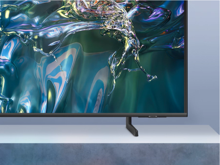 טלוויזיה SAMSUNG QE55Q60D: מסך ללא גבולות וחווית צפייה סוחפת! בתמונה זו רואים טלוויזיה חכמה SAMSUNG 55 אינץ' דגם QE55Q60D QLED 4K HDR. טלוויזיה זו בעלת מסך ללא גבולות כמעט, המעניק חווית צפייה סוחפת יותר ופחות הסחות דעת. המעמד המתכוונן מאפשר לך להתאים את גובה הטלוויזיה בקלות.