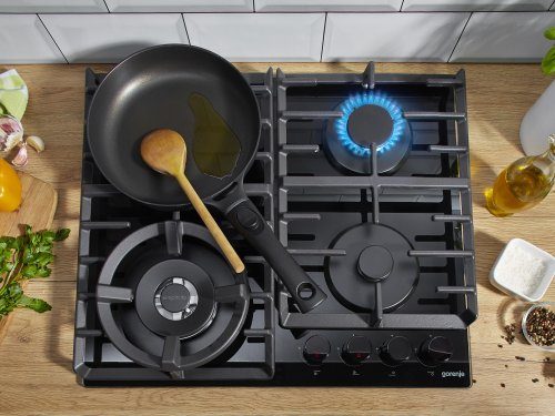 כיריים גז gorenje גורנייה דגם GW642AB BigSurface - מרחב רחב לבישול יציב BigSurface הוא התכונה המרשימה של הכיריים גז Gorenje דגם GW642SYB. עם משטח בישול מוגדל בעד 20% ומרחקים ארוכים בין מבערים, מציע המכשיר מרחב שפוי ונרחב המתאים לכל סוגי המחבתות והסירים. עיצוב הכיריים, מלוטש ושטוח, מאפשר החלקה קלה של הסירים, גם אלו בגדלים גדולים במיוחד, מבלי להפריע ליציבות הבישול והשקט.