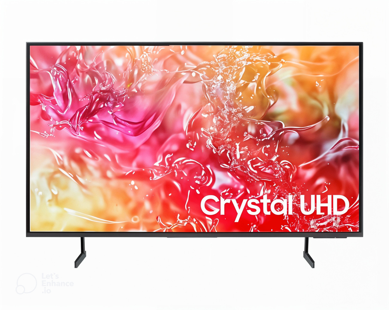 בתמונה זו רואים טלוויזיית Samsung Crystal UHD 4K 75 אינץ' דגם DU7100 תלויה על קיר בסלון. הטלוויזיה דקה ומלוטשת, בעלת עיצוב AirSlim מודרני. על המסך מוקרנת תמונה צבעונית וברורה של נוף הרים.