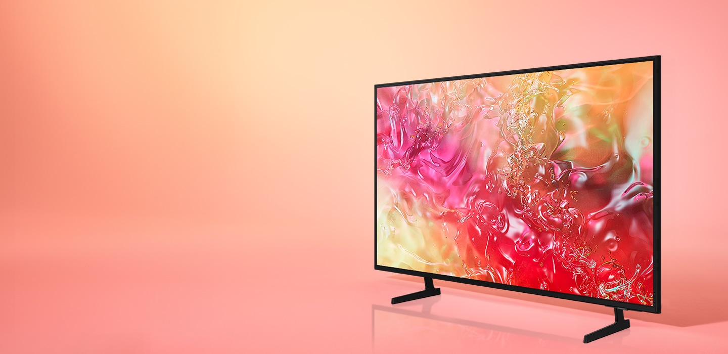 בתמונה זו רואים טלוויזיית Samsung Crystal UHD 4K 55 אינץ' דגם DU7100 תלויה על קיר בסלון. הטלוויזיה דקה ומלוטשת, בעלת עיצוב AirSlim מודרני. על המסך מוקרנת תמונה צבעונית וברורה של נוף הרים.