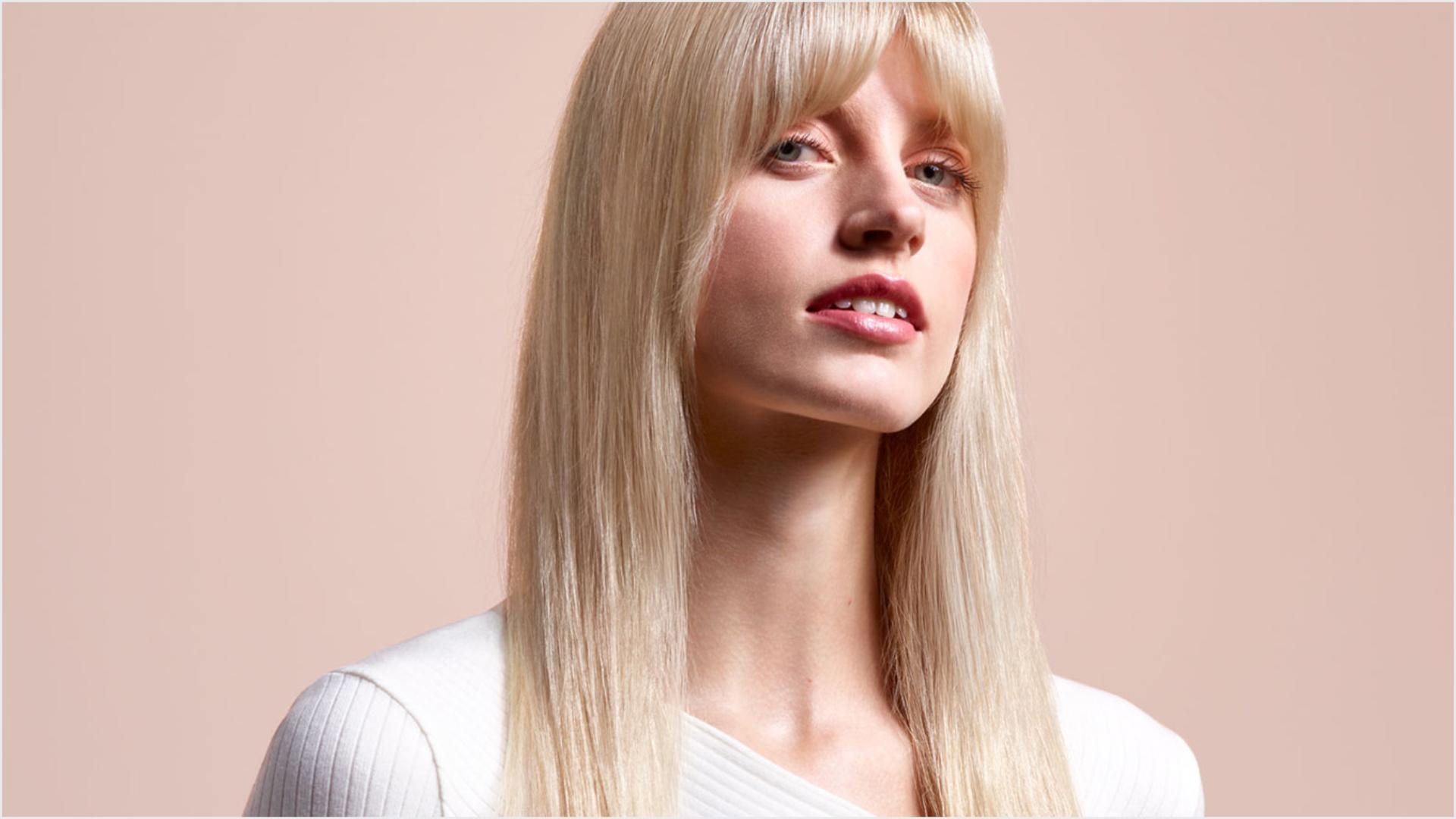 Dyson Airstrait™ straightener HT01 דוגמנית עם שיער ארוך ויבש.