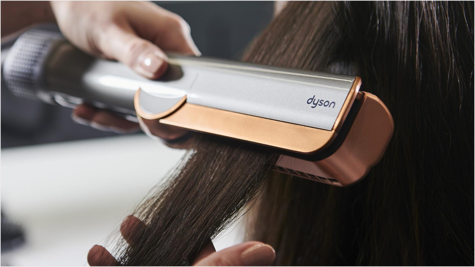 Dyson Airstrait™ straightener HT01 תקריב של דוגמנית משתמשת ב-Dyson Airstrait על השיער.