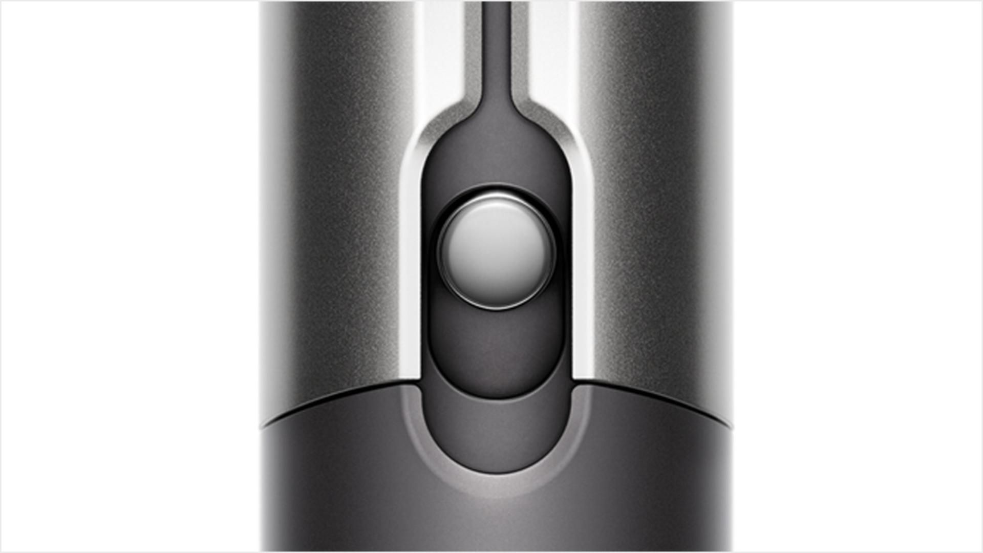 Dyson Airstrait™ straightener HT01 תקריב של מאפייני הנעילה של Dyson Airstrait.