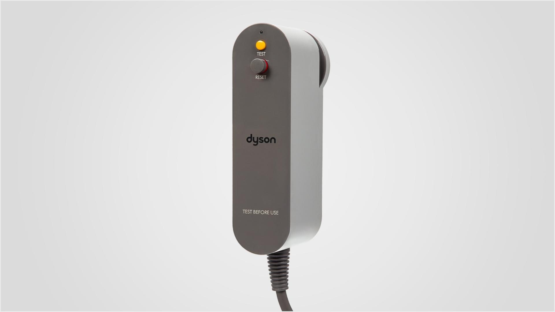 Dyson Airstrait תקע PRCD מוצג מלפנים עם לחצני הבדיקה והאיפוס שלו גלויים