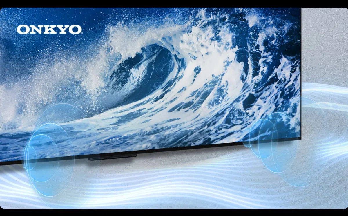 בתמונה זו רואים טלוויזיה TCL C755 QD-Mini LED 4K מרהיבה המשדרת תמונה של גלים. הטלוויזיה בעלת עיצוב מודרני ויוקרתי, שמשתלב בכל חדר באופן מושלם