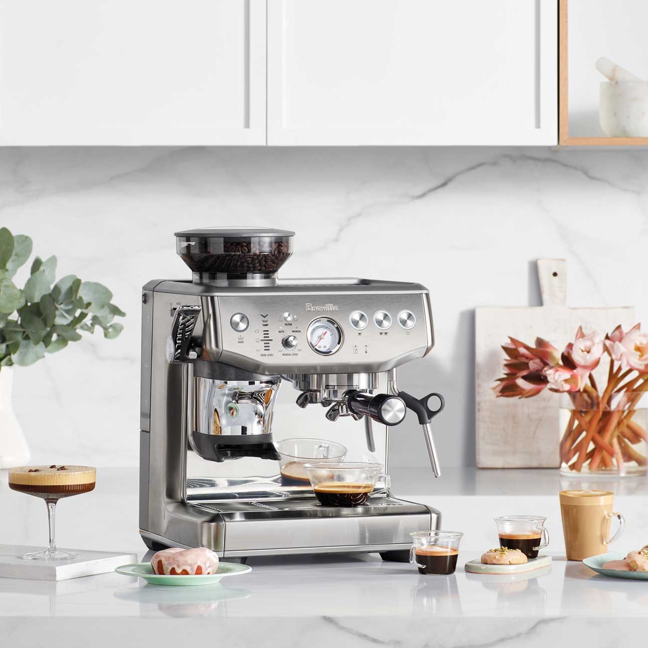 מכונת אספרסו Breville Barista Express Impress במטבח יוקרתי