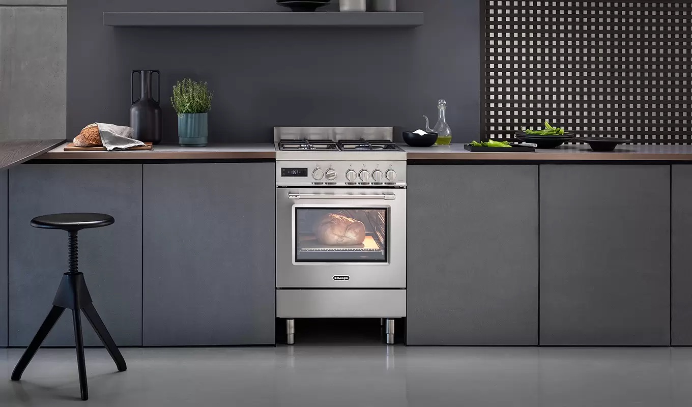 תנור משולב כיריים גז 4 להבות ברוחב 60 ס״מ DeLonghi PRO66MXL-IL בגימור נירוסטה. תנור משולב כיריים גז 4 להבות ברוחב 60 ס״מ DeLonghi PRO66MXL-IL בגימור נירוסטה. עם צג LED, חיישני בטיחות, תא אפייה ענק של 74 ליטר, מגירת אחסון, תכניות אפייה מגוונות, פונקציות מיוחדות, ניקוי קל באמייל, ואביזרים נוספים כלולים, ארץ ייצור איטליה - ידית בגימור מתכת מוברשת, דלת זכוכית משולשת, 11 תוכניות שונות ומגוונות, מסילות עם 7 גבהים