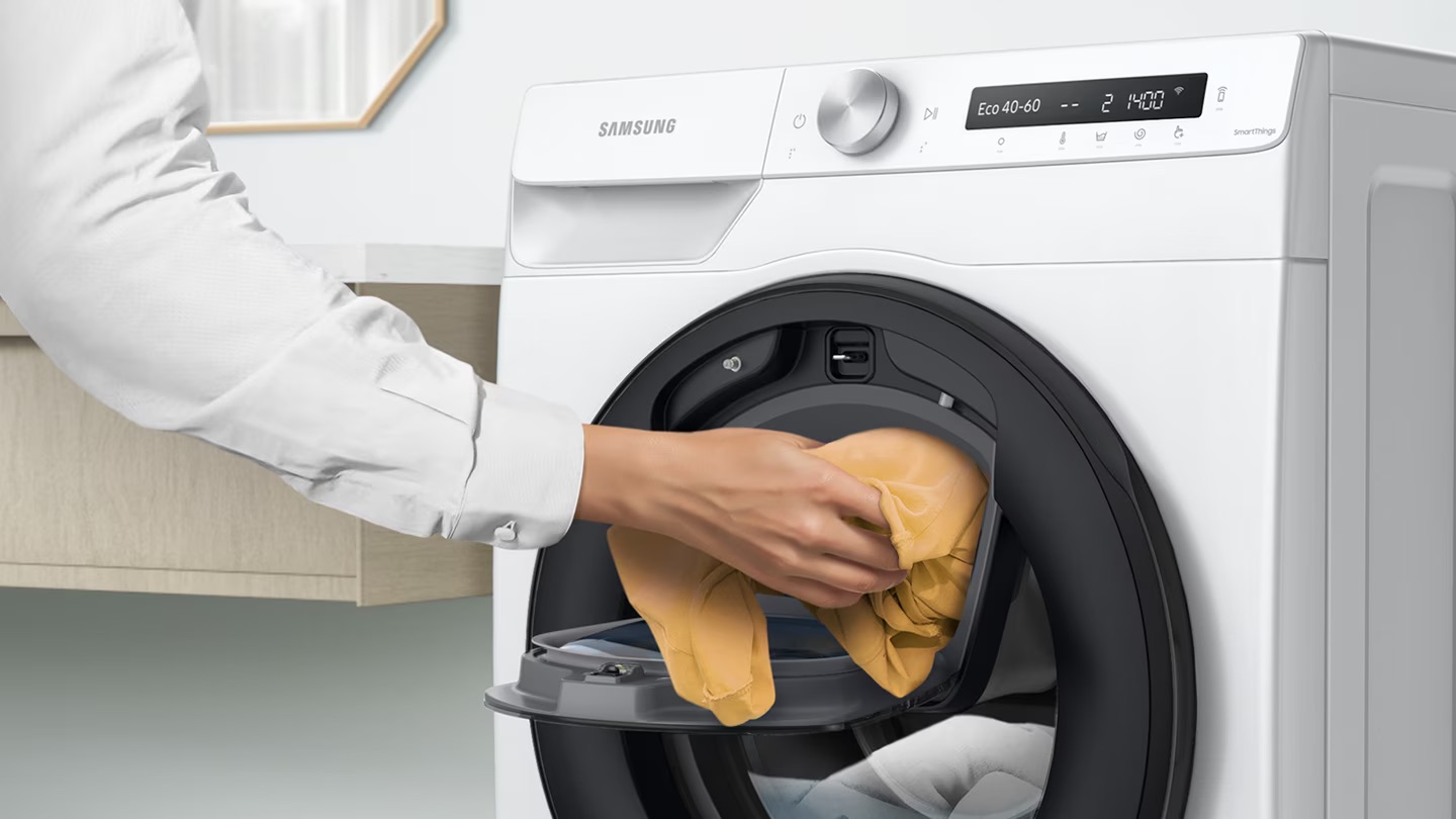 WW10T554 ADDWASH הוסיפו פריטים בכל עת ™Add Wash הירגעו בזמן שאתם עושים את הכביסה. אם שכחתם בגד כלשהו שצריך לכבס, דלת ה-™Add Wash מאפשרת לכם להוסיף פריטים נוספים או חומר ניקוי* בקלות ובמהירות לאחר שמחזור הכביסה החל.