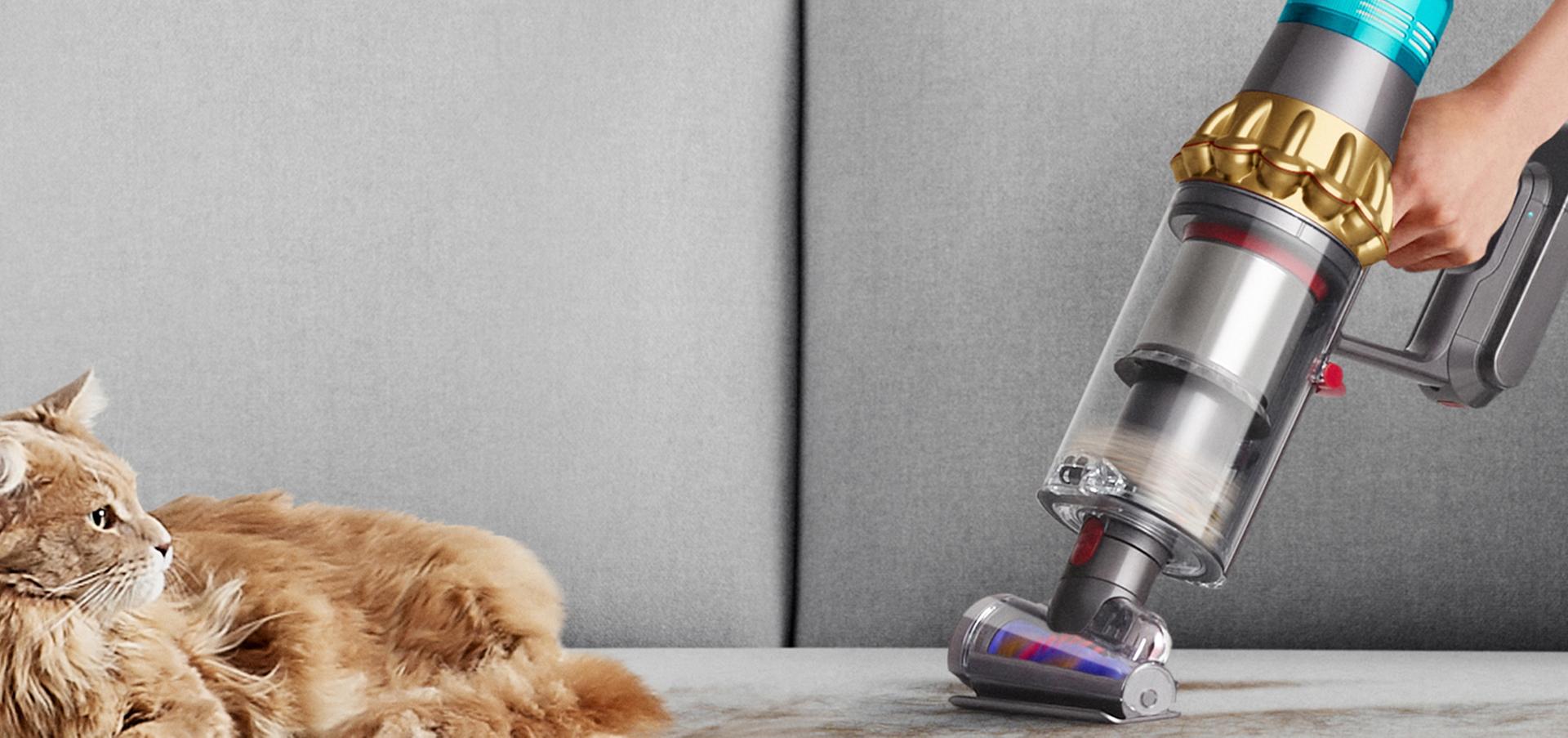 שואב שוטף לבית Dyson V15s Detect Submarine מברשת לשאיבת שיער עם טכנולוגיה המונעת הסתבכות שיער אוסף שיער ארוך ושיער חיות מחמד ללא הסתבכות. מברשת בצורת חרוט המונעת הסתבכות שיער סביב המברשת ושואבת אותו ישירות אל מכל האיסוף במהירות