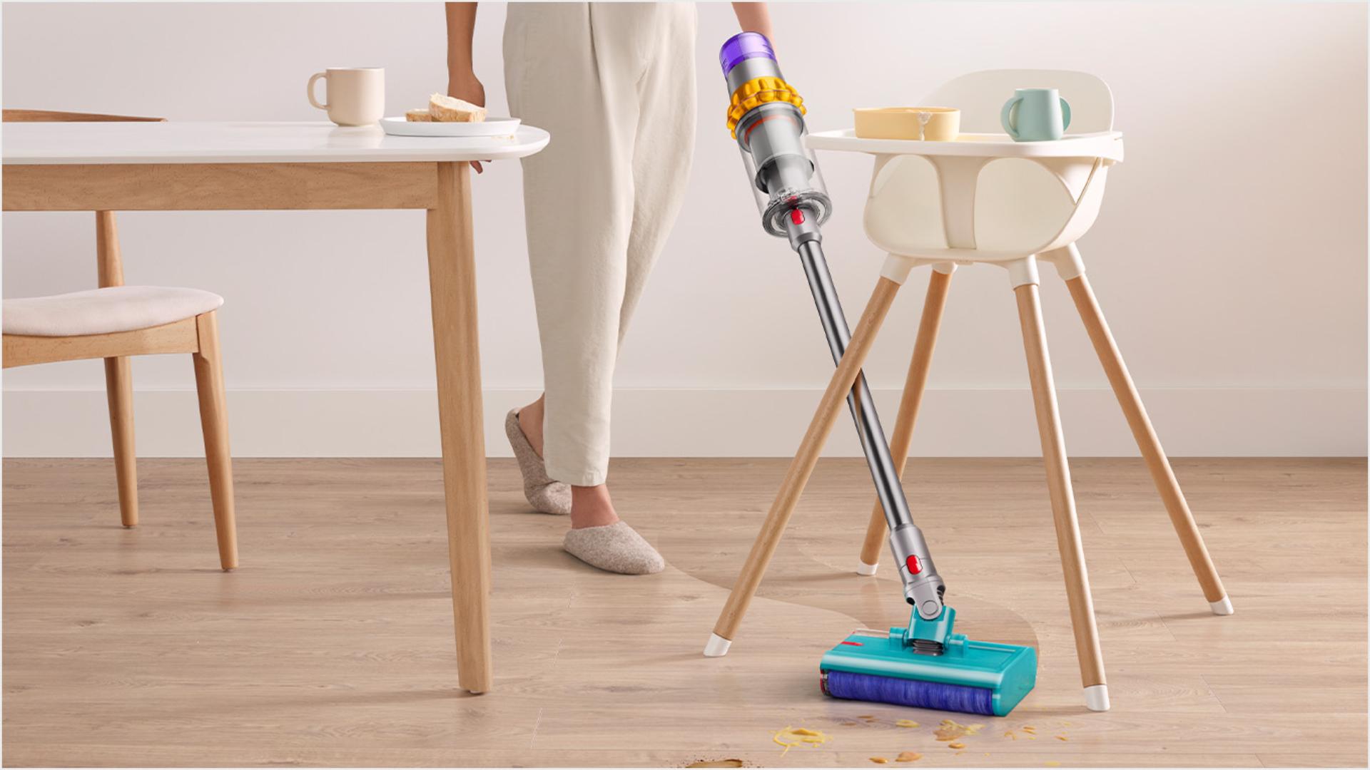 Dyson V15s Detect Submarine™ ניקוי לאחר הארוחה מתמרן בקלות סביב מכשולים כדי לאסוף שאריות מזון ושתיה שנשפכים לתינוק בזמן הארוחה.