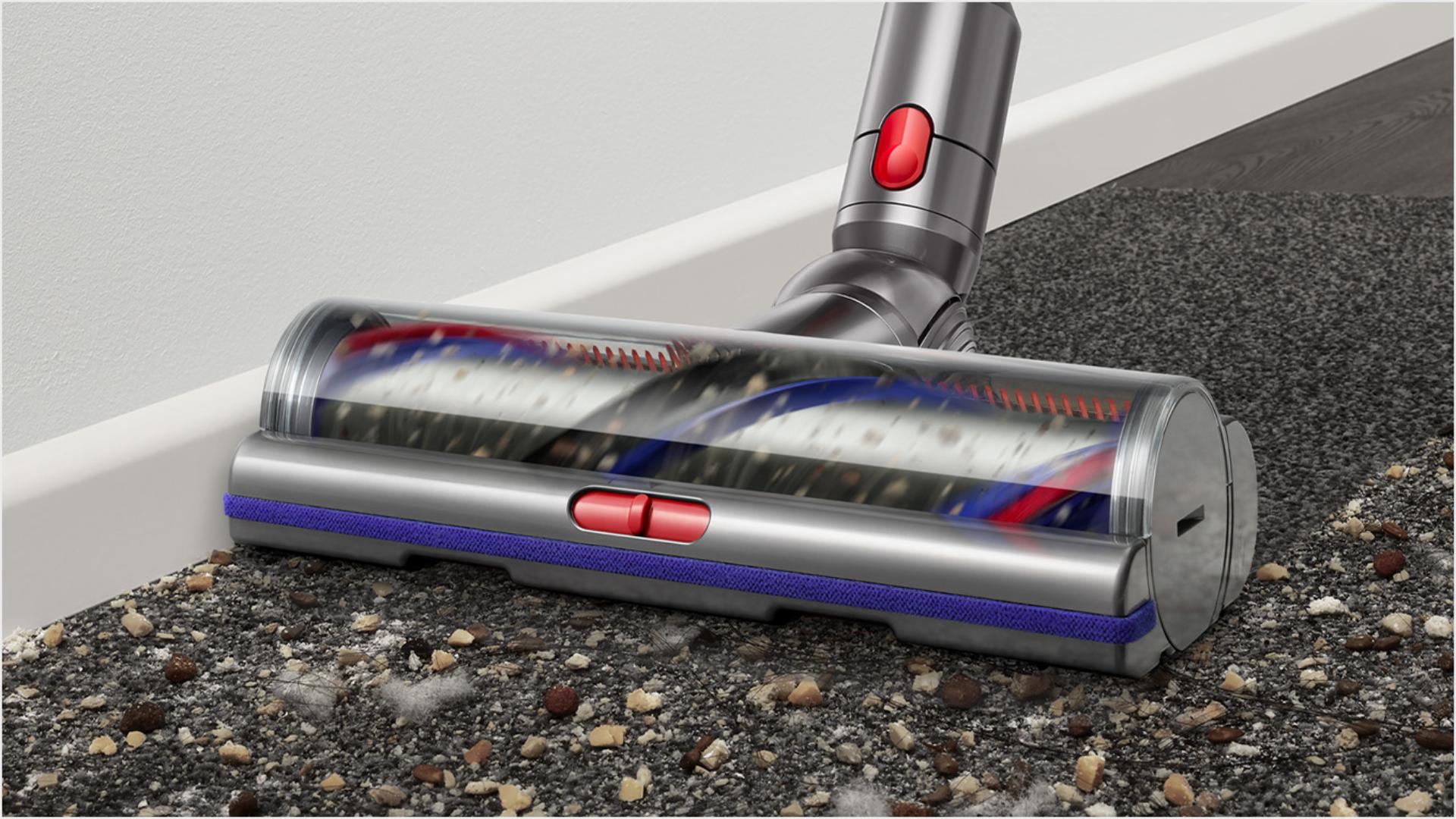 Dyson V15s Detect Submarine לחיות מחמד מברשת ניקוי ™Digital Motorbar עם זיפים למניעת הסתבכות שיער המברשת מניעה זיפי ניילון קשיחים עמוק אל תוך השטיח ומונעת אוטומטית הסתבכות שיער. מיועדת לרצפות, פרקטים ולשטיחים.