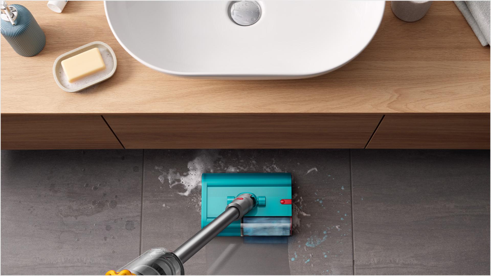 שואב שוטף דייסון Dyson V15s Detect Submarine כתמים בחדר האמבטיה מתמודד עם כתמים של משחת שיניים, כתמים קשים ונוזלים שהתייבשו על רצפת חדר האמבטיה.