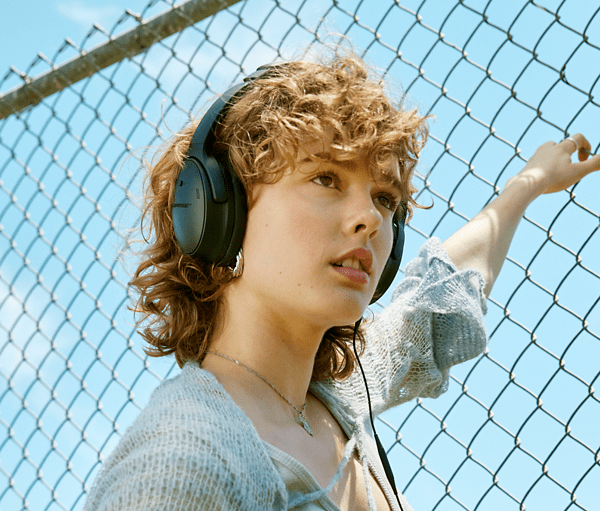 התמונה מציגה אוזניות Bose QuietComfort על רקע לבן. הטקסט 